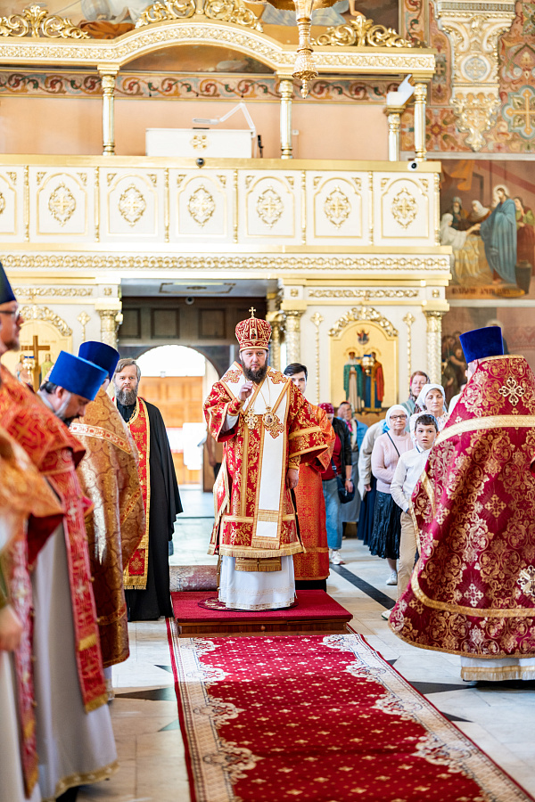 Божественная литургия во Всехсвятском храме города Серпухова